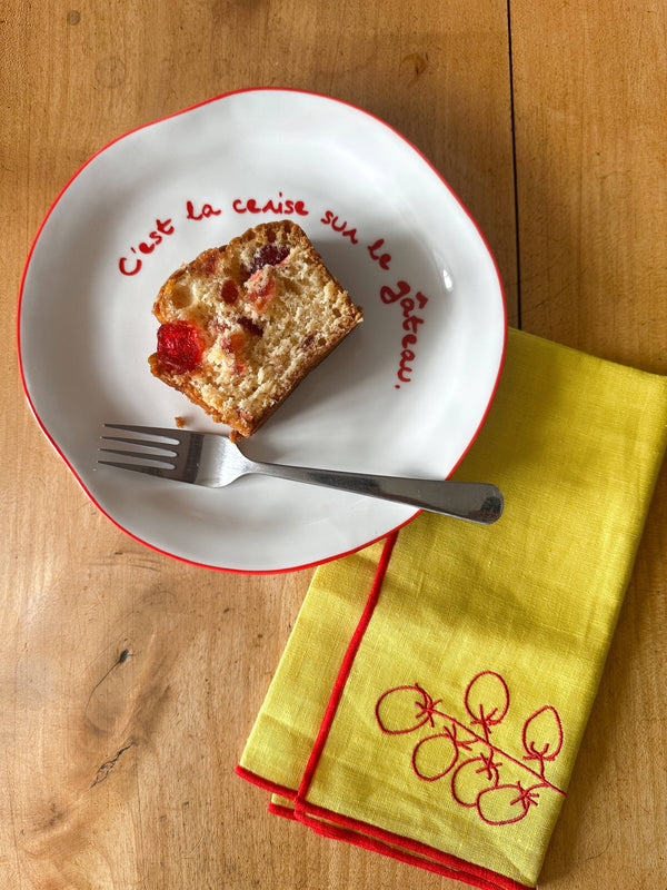 Servírování dezertu na valentýnský moučníkový talíř z prémiové kameniny.