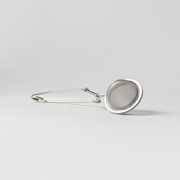 Round strainer for precision bread dusting