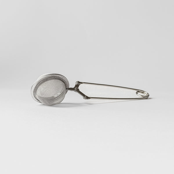 Round strainer for precision bread dusting