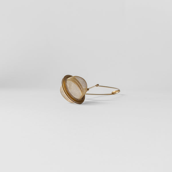 Round strainer for precision bread dusting
