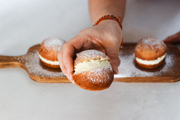 Masopustní koblihy z tvarohu na dřevěném prkénku. Mari peče a podělí se o recept i s vámi.