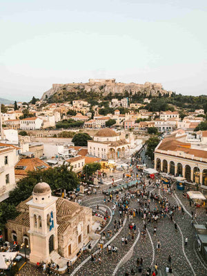 Letecký pohled na Monastiraki s Akropolí v pozadí a živou athénskou atmosférou – výletní den s Mari Peče