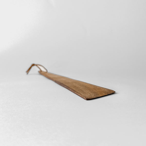 Minimalistická obracečka z teakového dřeva