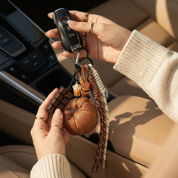 Přívěšky na klíče od auta nebo kabelku: styl & croissant