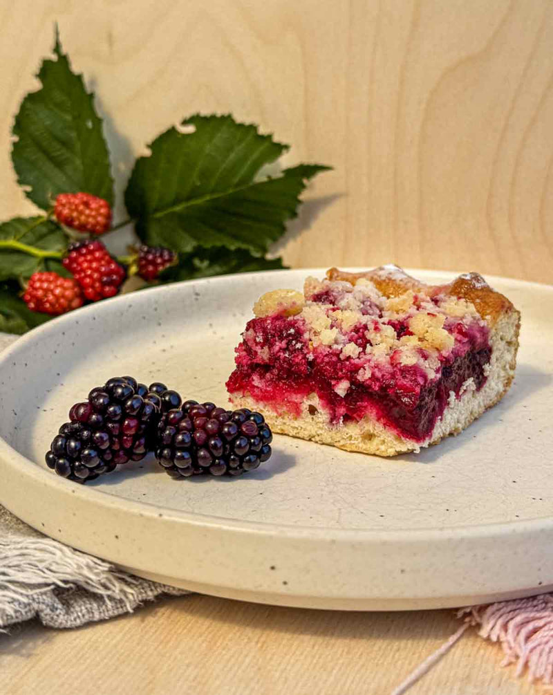 Ostružinový koláč s drobenkou – jednoduchý letní recept bez vajec