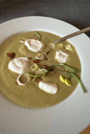 Rychlá pórková polévka s bramborami a slaninou navíc