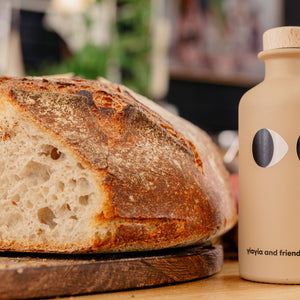 Skleněná láhev 200 ml prémiového řeckého oleje s česnekovou infuzí.