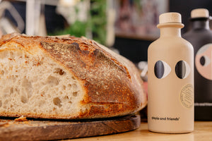 Skleněná láhev 200 ml prémiového řeckého oleje s česnekovou infuzí.