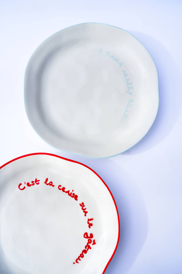 Moučníkový talíř – 'C'est la cerise sur le gâteau' z prémiové kameniny