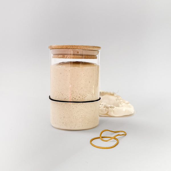 Sklenená nádoba z borosilikátového skla s vekom z akáciového dreva