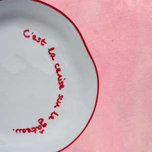 Detail moderní typografie na moučníkovém talíři z kolekce Mari Peče.