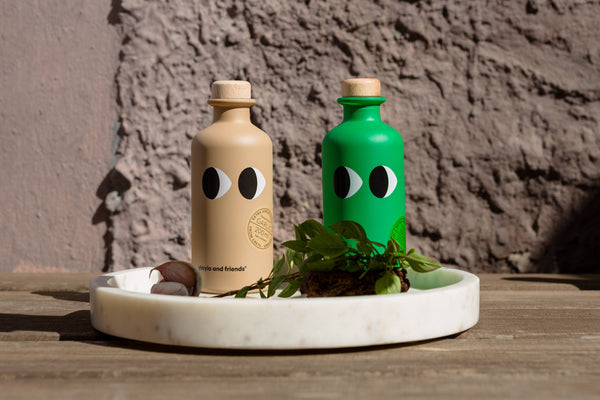 Stylové dárkové balení olivového oleje s česnekem pro milovníky vaření.