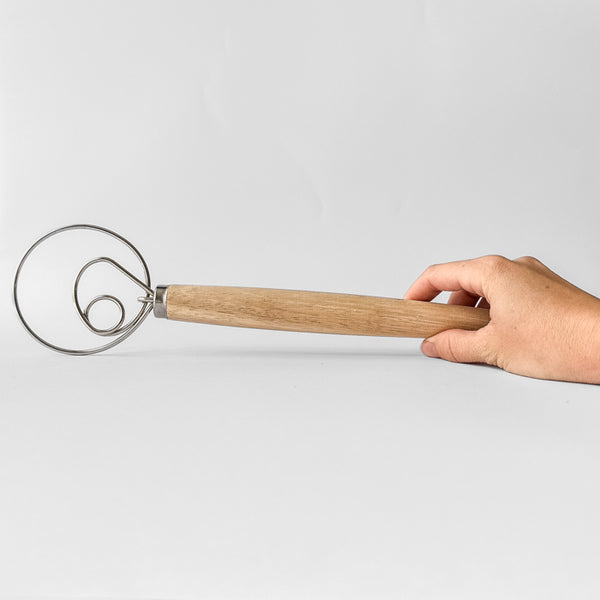 Dánská metla s dlouhou dřevěnou rukojetí na těsto