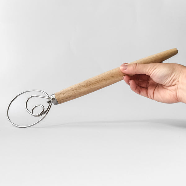 Dánská metla s dlouhou dřevěnou rukojetí na těsto