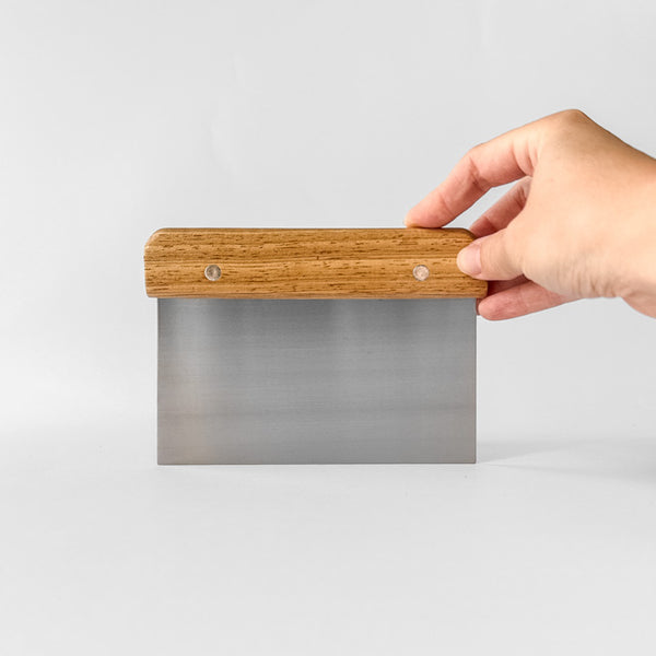 Profesionální nerezová stěrka na těsto s dřevěným držadlem