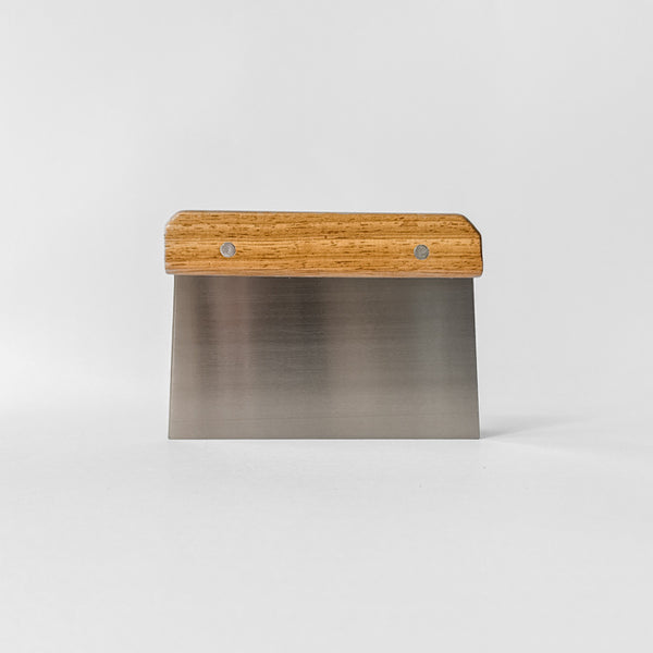 Profesionální nerezová stěrka na těsto s dřevěným držadlem