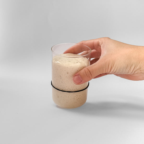 Sklenená nádoba z borosilikátového skla s vekom z akáciového dreva