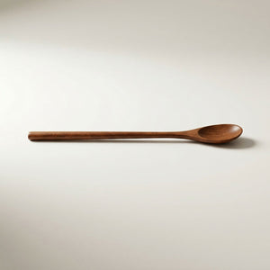 Dřevěné míchadlo na kvas z akáciového dřeva s dlouhou rukojeti — detail tvaru a materiálu