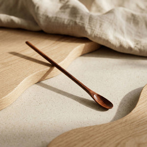 Míchadlo na kvas z akáciového dřeva v ruce — proporce a délka dlouhé rukojeti