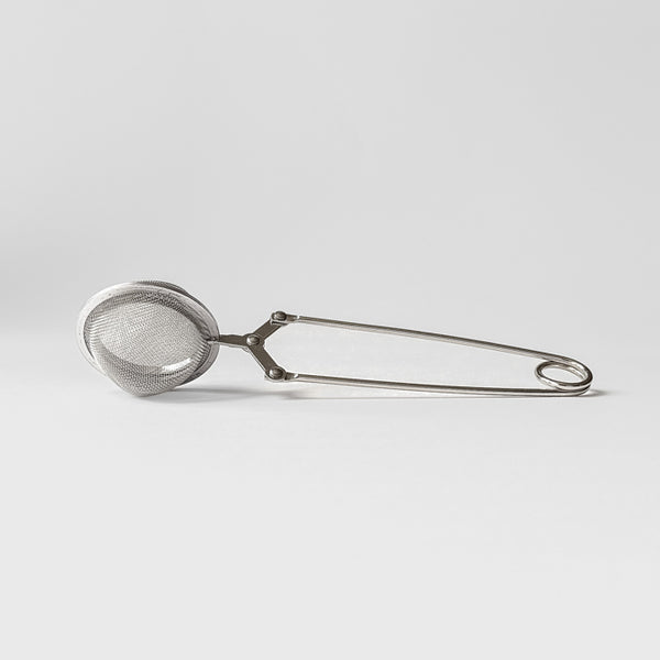 Kulaté sítko z nerezavé oceli s rukojetí ve stříbrném provedení