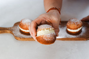 Masopustní koblihy z tvarohu na dřevěném prkénku. Mari peče a podělí se o recept i s vámi.