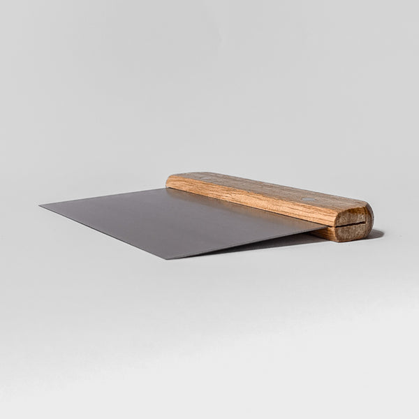 Profesionální nerezová stěrka na těsto s dřevěným držadlem