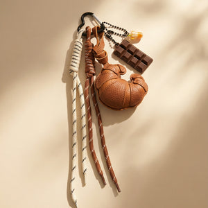 Když jsou přívěšky na klíče od auta stylovým doplňkem s croissantem a latté drinkem.