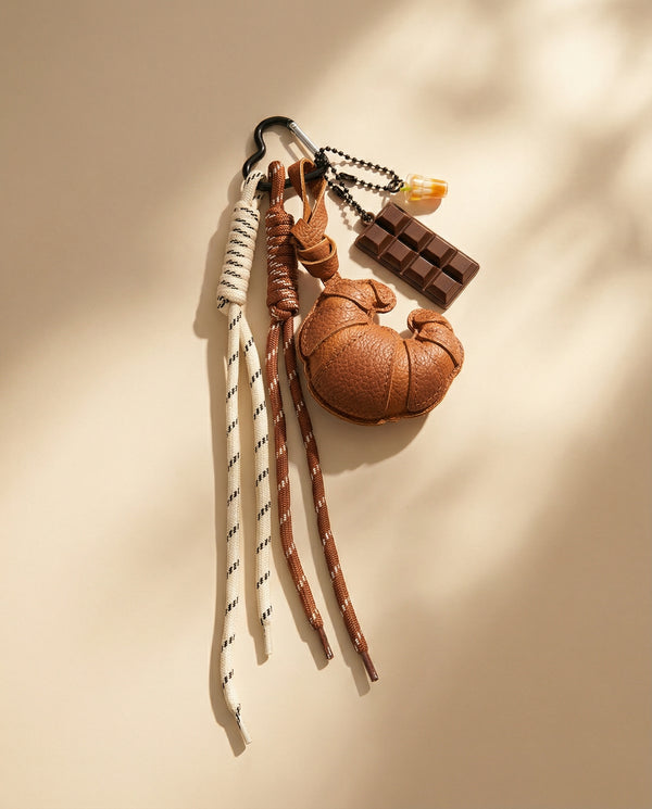 Když jsou přívěšky na klíče od auta stylovým doplňkem s croissantem a latté drinkem.