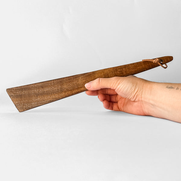 Minimalistická obracečka z teakového dřeva