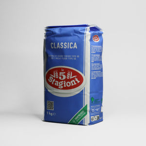 Prémiová univerzální hladká pšeničná mouka Classica od Le 5 Stagioni je základ každé pořádné kuchyně.