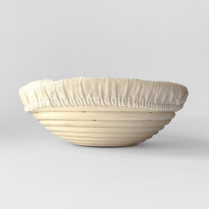 Tato velká ratanová ošatka na pečení domácího chleba má i pratelnou lněnou plachetku, pod kterou těsto výborně kyne.